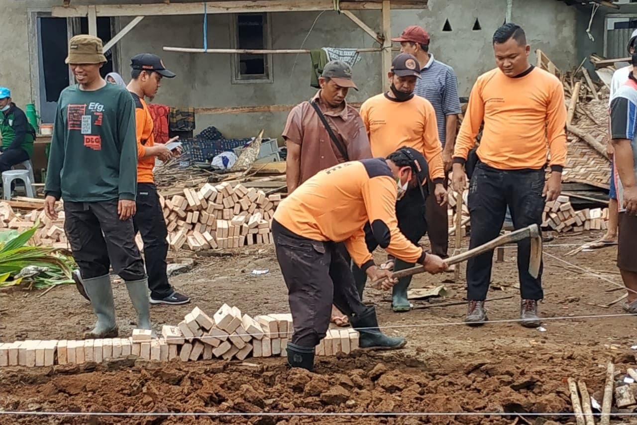 Relawan UAR Pringsewu Gotong Royong Bersihkan Rumah Roboh